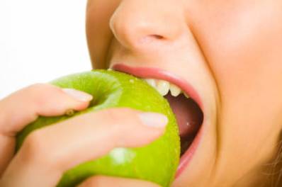 Why Do Gums Hurt After Eating Apple