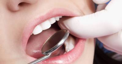 Dentist-examining-a-girls-teeth